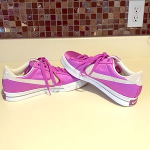 Nike casual low top sneakers!!